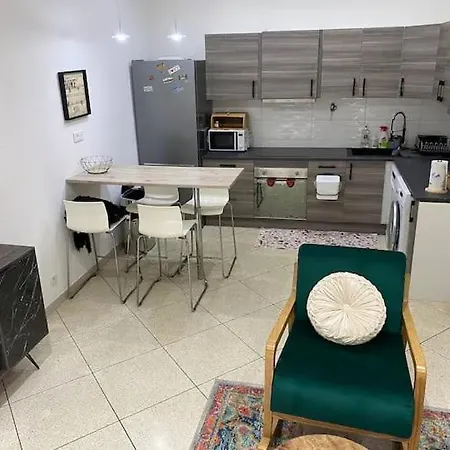 Beautiful 2 Bedroom, Close To Downtown Apartment