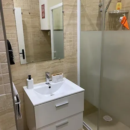 Beautiful 2 Bedroom, Close To Downtown Apartment *