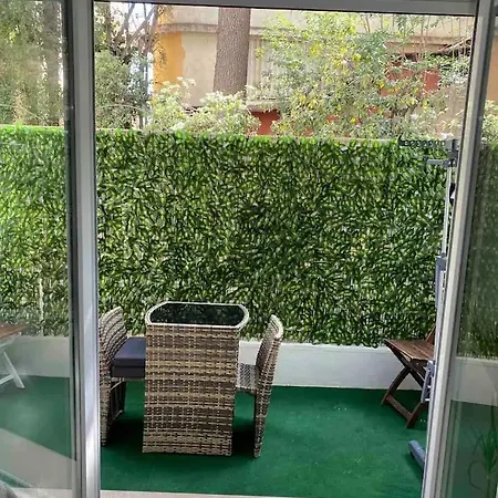 Beautiful 2 Bedroom, Close To Downtown Apartment *