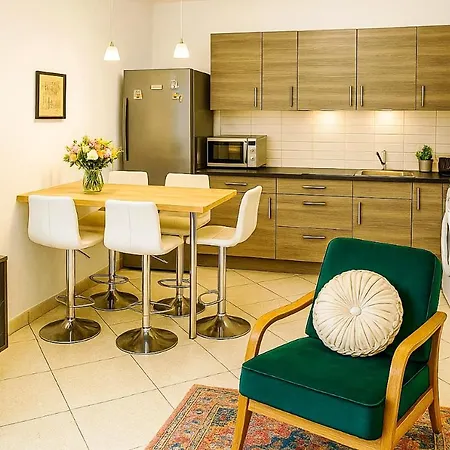 Beautiful 2 Bedroom, Close To Downtown *